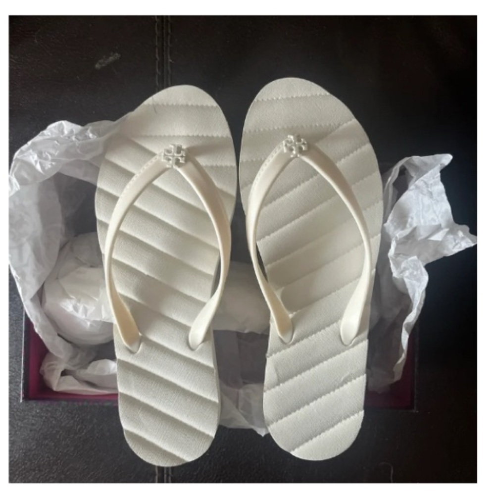 Brand new Tory Burch flip flop.